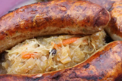 Bratwurst mit Sauerkraut aus der Pfanne