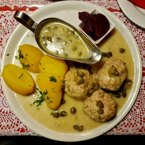 Königsberger Klopse in Kapernsoße