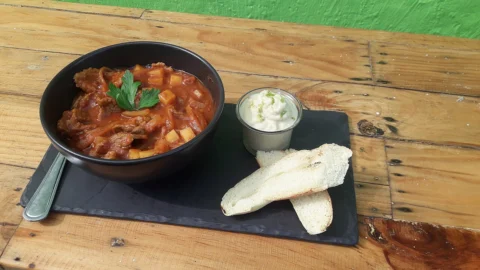 Wurstgulasch — deftig und in 20 Minuten fertig